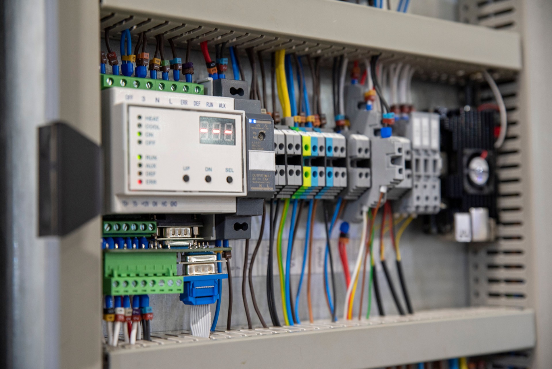 Automatic current switches to protect electrical loads in the electrical panel